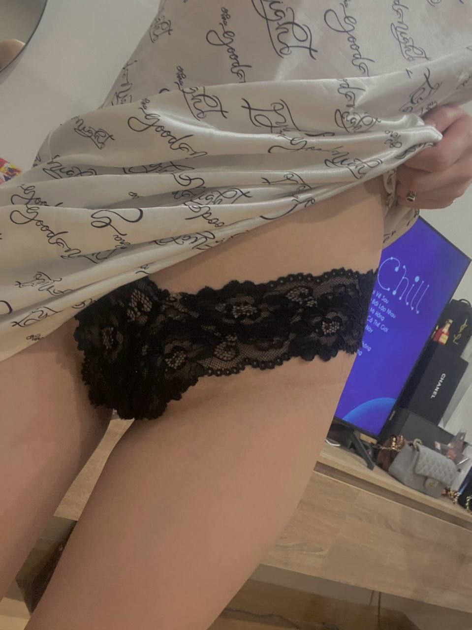 Con đĩ quyến rũ cạo lông mu và phục vụ anh trai lớn của mình, để lộ khuôn mặt và mở háng bằng tất đen và thổi kèn cho một con cặc lớn